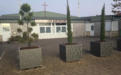 Aménagement paysager : nouveaux bacs d’arbustes devant l’église.